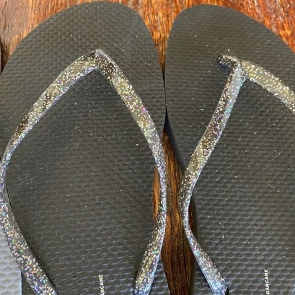 New* 2 pr OLD NAVY M (7-8) BLACK & GRAY GLITTER Plastic Rubber FLIP FLOP Sandals - Picture 4 of 6